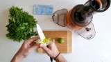 Succo di prezzemolo con lime in impacchi di ghiaccio - Preparazione passo 2