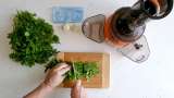 Succo di prezzemolo con lime in impacchi di ghiaccio - Preparazione passo 3