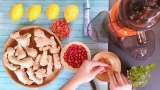 Succo concentrato di zenzero, rosa canina, limone e menta in impacchi di ghiaccio - Preparazione passo 2