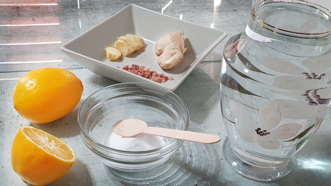 Acqua alcalina con bicarbonato, zenzero e limone