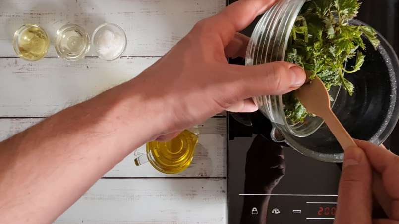 Olio di ortica ottenuto per trasferimento e a bagnomaria, foto 2