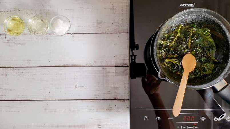 Olio di ortica ottenuto per trasferimento e a bagnomaria, foto 4