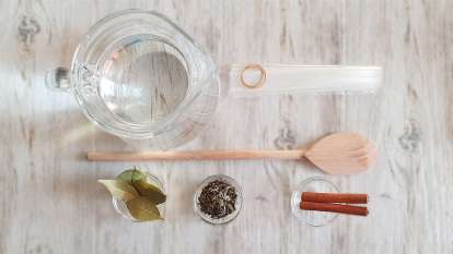 Acqua con cannella, alloro e tè verde