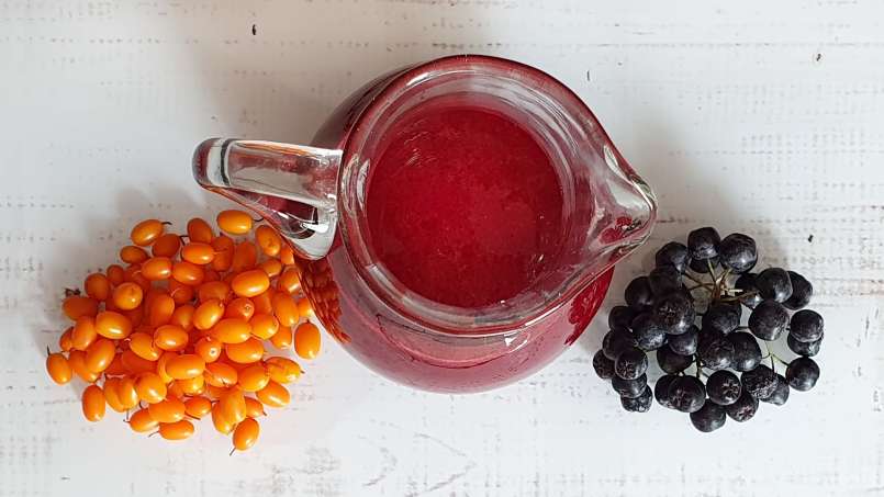 Succo energizzante di olivello spinoso e aronia con zenzero, lime e miele, foto 3