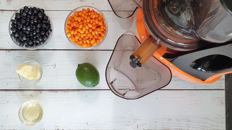 Succo energizzante di olivello spinoso e aronia con zenzero, lime e miele, foto 6
