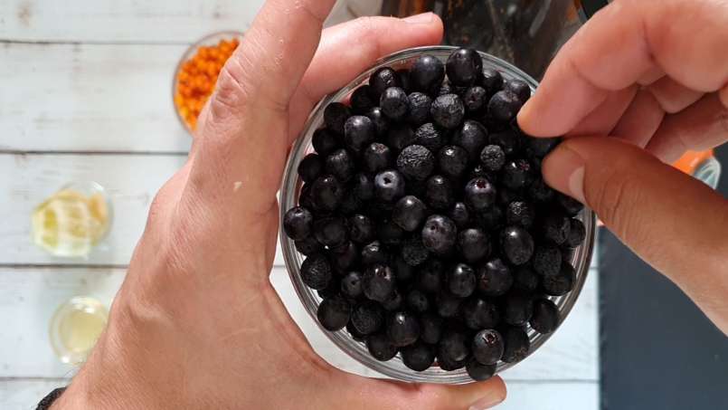 Succo energizzante di olivello spinoso e aronia con zenzero, lime e miele, foto 9