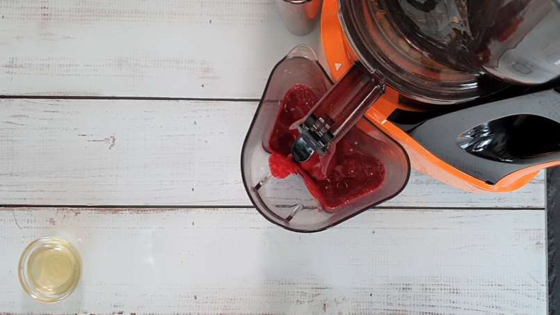 Succo energizzante di olivello spinoso e aronia con zenzero, lime e miele, foto 11