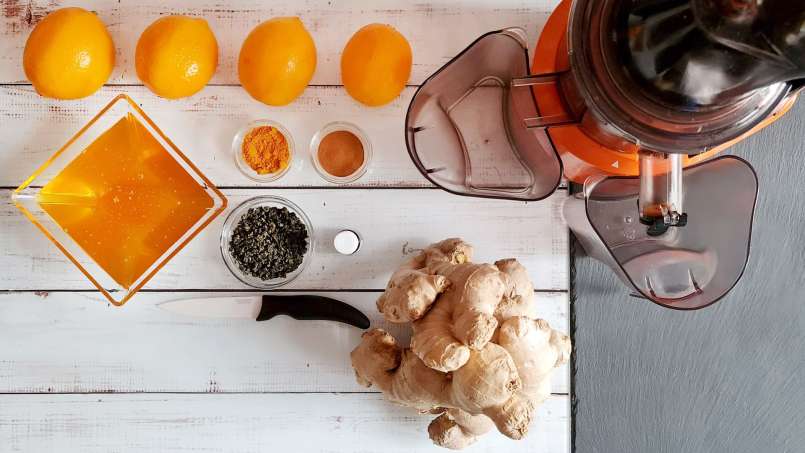 Succo di zenzero con miele, limone, tè verde, curcuma, cannella e menta, foto 1