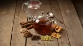 Tè freddo con liquirizia, cannella, chiodi di garofano e camomilla